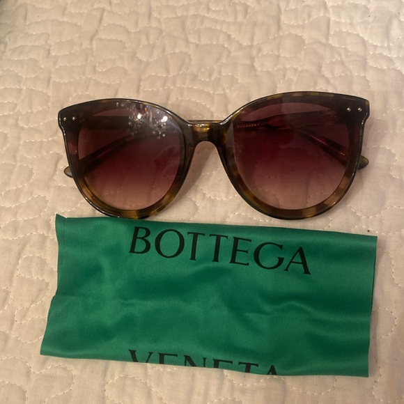BOTTEGA VENETA SUNGLASSES NWOT - Picture 3 of 7